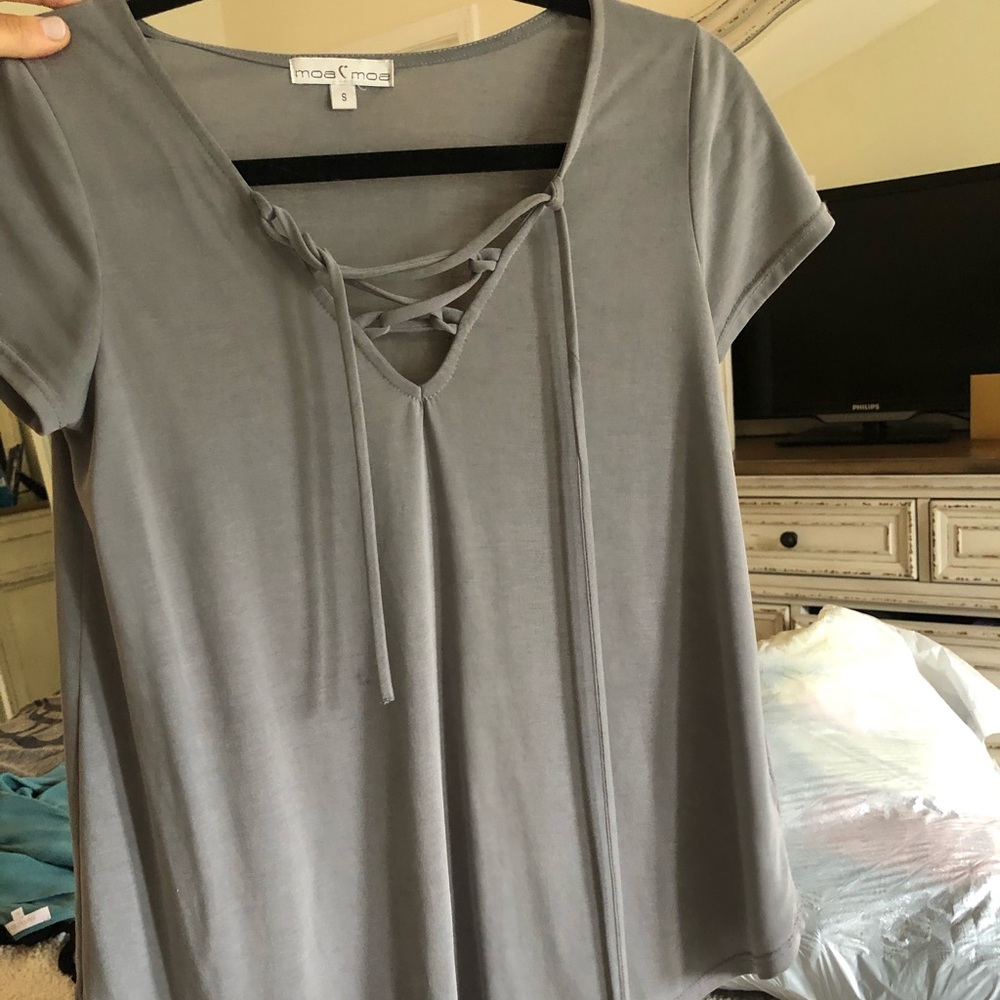 Gray t shirt